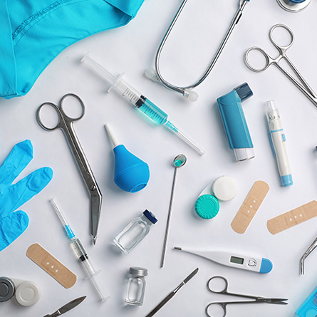 Ciseaux, thermomètre, pansements, gants... matériel médical pour professionnels